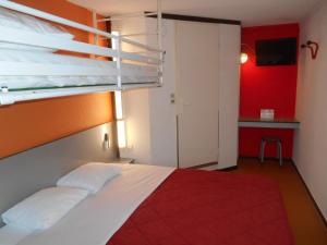 布雷斯特布列斯特古埃斯努机场普瑞米尔经典酒店的一间卧室配有一张红色墙壁的双层床