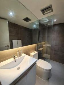 Radlett Residences Hotel - Tuguegarao的一间浴室