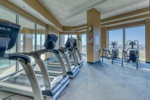 格尔夫海岸Lighthouse的健身房设有一系列有氧运动器材和窗户