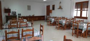 卡莫纳马德雷德迪奥斯卡莫纳修道院宾馆的一间用餐室,内设桌椅