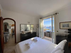 卡普里Casa Fiore的一间卧室配有一张床,享有海景