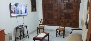 卡莫纳马德雷德迪奥斯卡莫纳修道院宾馆的客厅配有椅子和木门