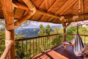 萨兰托Hotel Kawa Mountain Retreat的一个带吊床的门廊,享有山景
