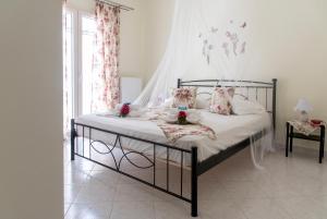 帕拉斯波罗斯Port View House的一间卧室配有带白色床单和枕头的床。