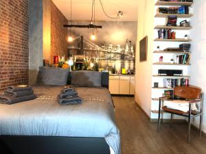 那慕尔New York Loft - Fully equipped and available long-term - Perfect location IN city center的一间卧室配有带毛巾的床