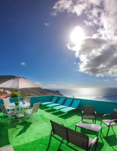 丰卡连特德拉帕尔马Surf House la Palma的一个带桌椅的海景庭院