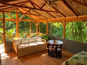 Private jungle “Loft del Rio” river access的休息区