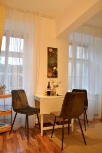 维也纳City-Maisonette的一间配备有白色桌子和两把椅子的用餐室