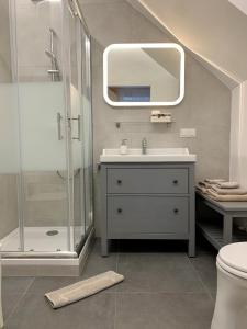 维也纳City-Maisonette的带淋浴、盥洗盆和镜子的浴室