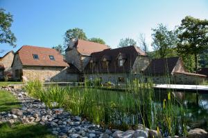 Frontenac法国乡间度假别墅的前面有池塘的大房子