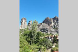 卡兰巴卡The house under the rocks of Meteora 1的山前的房子