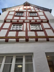 埃迪格尔-埃莱尔Paulusstrasse 1的建筑的侧面有四个窗户
