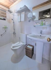 沙璜达卢恩海滩及避暑山庄度假酒店的白色的浴室设有卫生间和水槽。