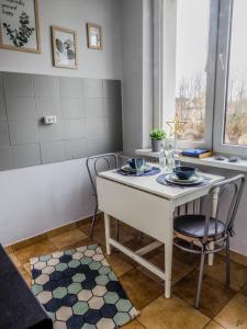 切霍齐内克Apartament na Osiedlowej, Ciechocinek的厨房配有白色的桌子和两把椅子