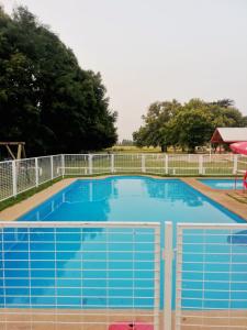 洛斯安赫莱斯CABAÑAS LOS CASTAÑOS的一座蓝色的大型游泳池四周设有围栏