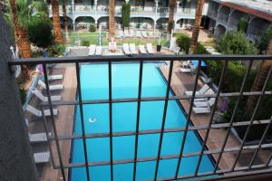 拉斯维加斯Shalimar Hotel of Las Vegas的阳台享有游泳池的顶部景致。