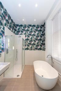爱丁堡莱恩酒店的浴室配有白色浴缸和淋浴。