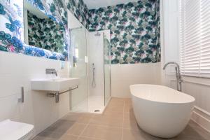 爱丁堡莱恩酒店的带浴缸和盥洗盆的浴室