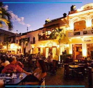 圣多明各Caribbean Hotel Santo Domingo的一群坐在餐厅前的人