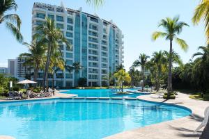 梅兹卡勒斯Condo en Nuevo Vallarta con playa en Vidanta的一座大建筑前的游泳池