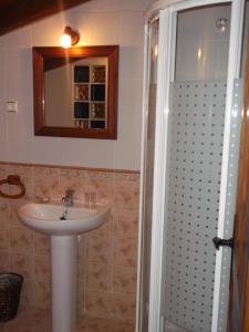 Santa GadeaHotel Rural El Rincón de Gadea的一间带水槽、镜子和淋浴的浴室
