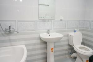 布哈拉B-House Hotel的一间带卫生间和水槽的浴室