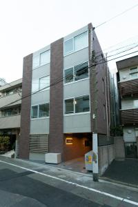 东京Sakura Stay Otorii的大楼前空的街道