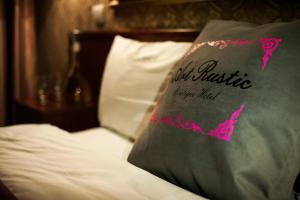 基希讷乌艺术质朴精品酒店的床上的枕头