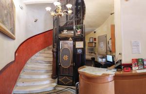 雅典塞西尔酒店的楼梯通往带楼梯间的房间