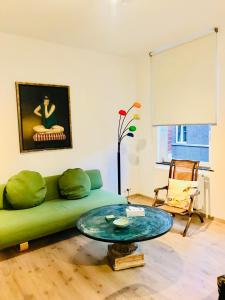 列日Lyves Two的客厅配有绿色沙发和桌子
