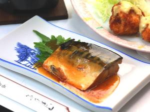 大町市纳库罗斯传统日式旅馆 的一小块食物,有一条鱼和沙拉