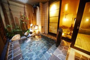 名古屋多美迎PREMIUM名古屋荣酒店的带淋浴的浴室内的小型游泳池