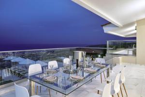 库基尼坎尼奥Villa Ada的一间设有玻璃桌和白色椅子的用餐室