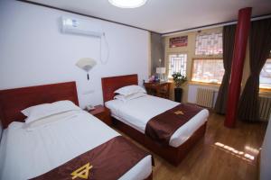 北京北京婧园雅筑宾馆的酒店客房设有两张床和窗户。