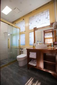 北京北京婧园雅筑宾馆的浴室配有卫生间、盥洗盆和淋浴。