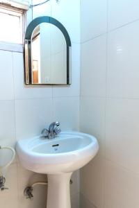 阿姆利则Hotel Sakhi inn by Urban Galaxy的一间带水槽和镜子的浴室