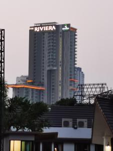 北芭堤雅里维埃拉旺马特红公寓的一座高大的建筑,上面有城市的标志