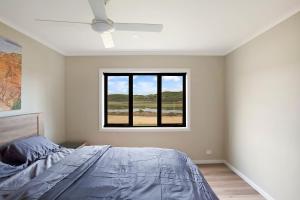 普林斯敦Otway coastal villas的一间卧室设有一张床和一个窗口