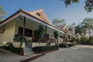 象岛张克里夫度假酒店的前面有棕榈树的房子
