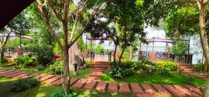 芹苴Con Khuong Resort Can Tho的公园里一条有树木和楼梯的步道