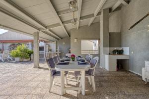 卡里拉Vistas al Mar. Gran Terraza的庭院里的餐桌和椅子