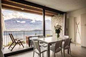 韦尔卡纳伊尔加迪诺迪罗利酒店的山景用餐室(带桌子)