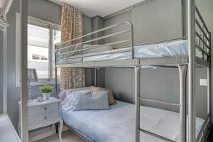 卡里拉Vistas al Mar. Gran Terraza的一间卧室配有两张双层床和一张书桌