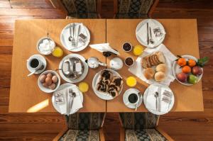 雅典塞西尔酒店的一张桌子,上面放着早餐盘