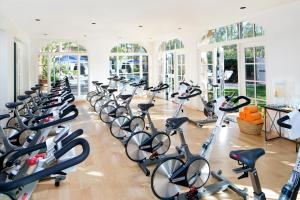 瓦伦西亚牧场度假Spa酒店的健身中心和/或健身设施