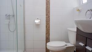 康康里奥马尔阿帕特酒店的带淋浴、卫生间和盥洗盆的浴室