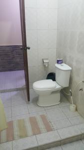 Wli AfegameWli Water Heights Hotel的一间位于客房内的白色卫生间的浴室