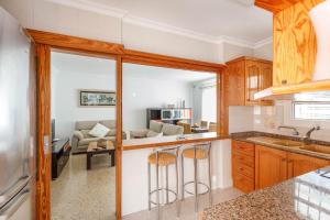 坎皮卡福特Chalet Can Parragó的一间带木制橱柜的厨房和一间客厅