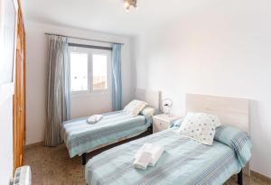 坎皮卡福特Chalet Can Parragó的一间卧室设有两张床和窗户。