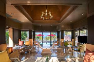 塔可克海滩甲米阿玛瑞时尚度假酒店的客厅配有吊灯和桌椅